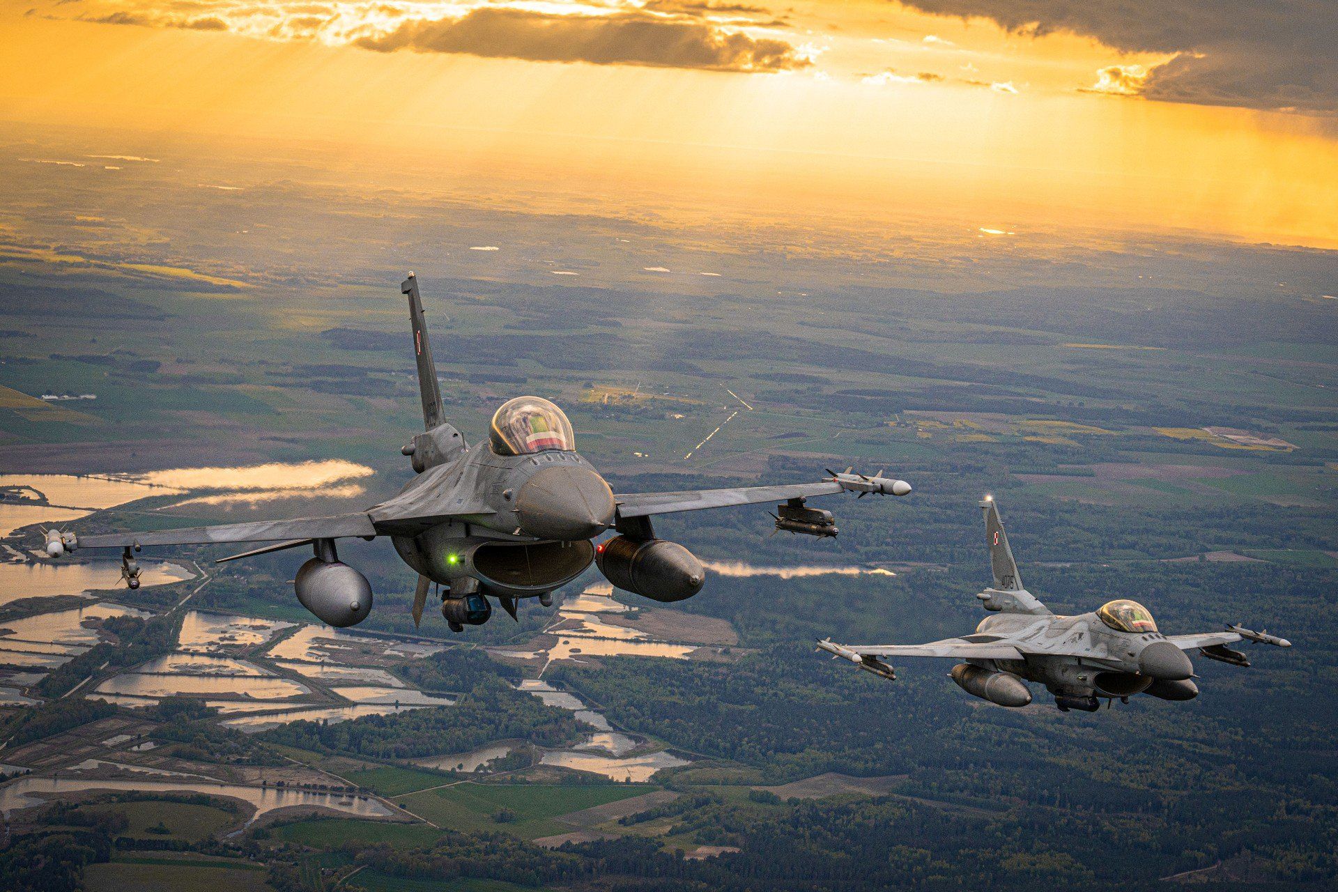 Polskie i sojusznicze F16 biorące udział w misji NATO Baltic Air Policing na Litwie.