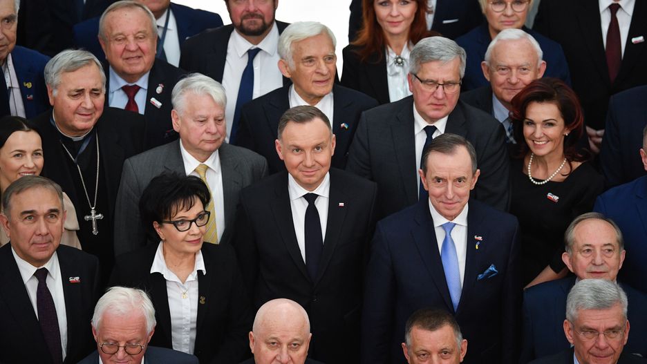 Warszawa, 28.11.2022. Prezydent Andrzej Duda (C), prezes Najwyższej Izby Kontroli Marian Banaś (2P- I rząd), marszałek Senatu Tomasz Grodzki (2P-II rząd), marszałek Sejmu Elżbieta Witek (2L-II rząd), senator PiS Stanisław Karczewski (P-I rząd), poseł Parlamentu Europejskiego prof. Jerzy Buzek (-góra) oraz wicemarszałkowie Senatu RP Bogdan Borusewicz (3L-III rząd) i Gabriela Morawska-Stanecka (P-III rząd), 28 bm. w Senacie w Warszawie. Trwają obchody 100. rocznicy pierwszego posiedzenia Senatu II RP. (aldg) PAP/Radek Pietruszka