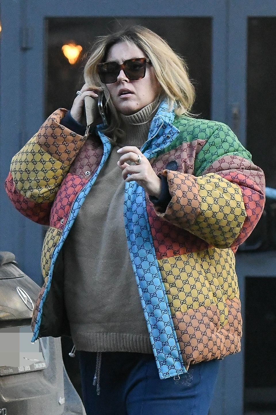 Karolina Szostak odbiera jedzenie na wynos