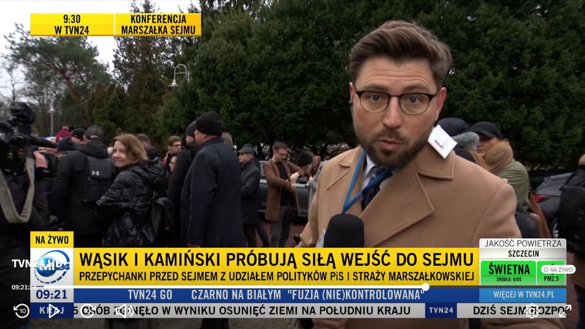 Sebastian Napieraj z TVN24. W tle posłanka Joanna Lichocka, biorąca udział w zamieszaniu przed budynkiem Sejmu