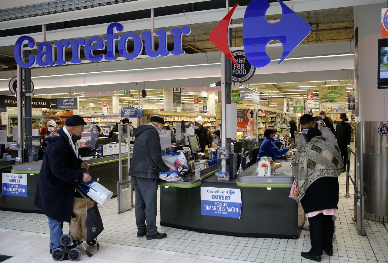 Carrefour współpracuje z francuskim rządem. Wprowadzi niższe ceny na wybrane produkty (Photo by Chesnot/Getty Images)