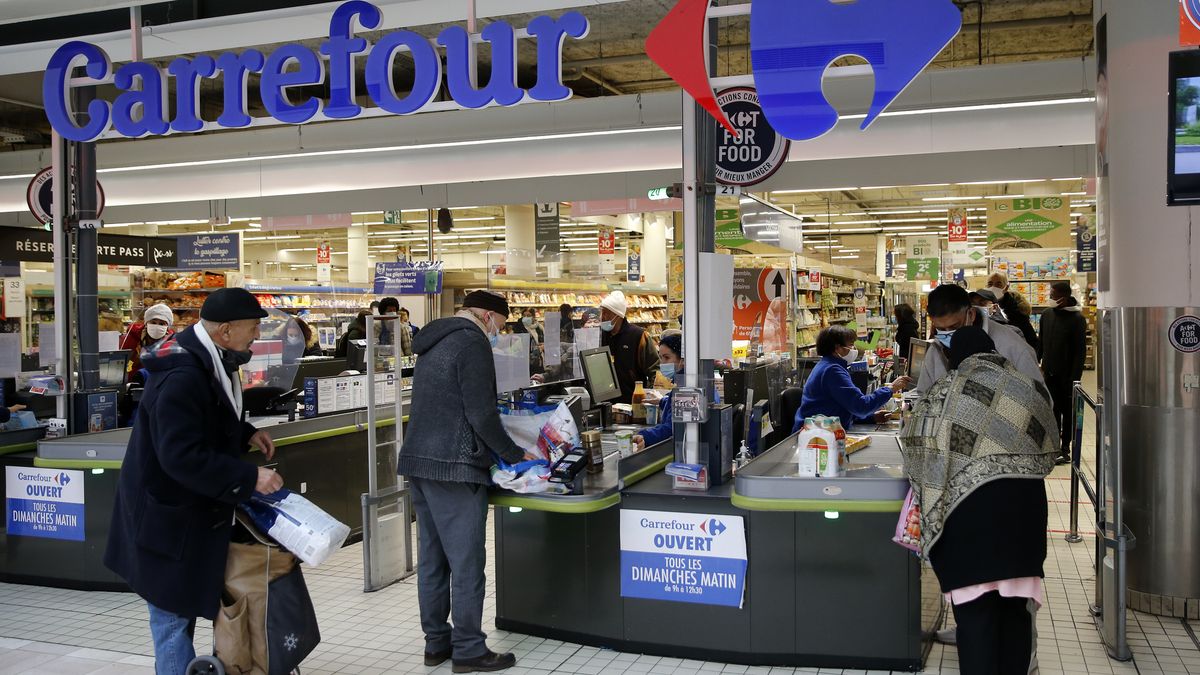 PARIS, FRANCE - JANUARY 14: A Carrefour logo is on display at the Carrefour supermarket entrance on January 14, 2021 in Paris, France. The Canadian distributor Couche-Tard, a specialist in proximity stores, proposed in a friendly and non-binding letter of intent a price of 20 euros per share to buy the French distribution giant Carrefour which would value the distributor at more than 16 billion euros excluding debt. French Economy and Finance Minister Bruno Le Maire said Monday (January 14th) that he was not a priori "favorable" to a merger between the Carrefour group and the Canadian Couche-Tard. (Photo by Chesnot/Getty Images)