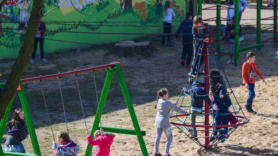 Dzieci, które wróciły z zagranicy, biegają po osiedlu