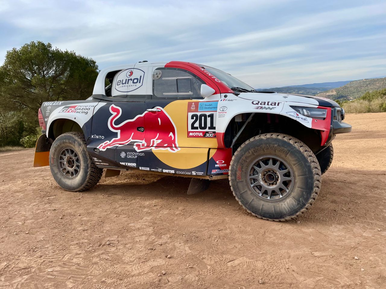 Toyota GR DKR Hilux to konstrukcja, która niewiele ma wspólnego z autem seryjnym