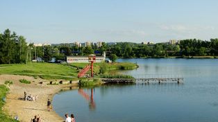 Plaża nad Bagrami w Krakowie. Wypoczynek w towarzystwie koparek