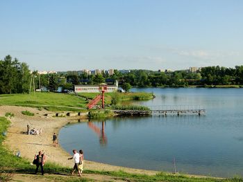 Plaża nad Bagrami w Krakowie. Wypoczynek w towarzystwie koparek
