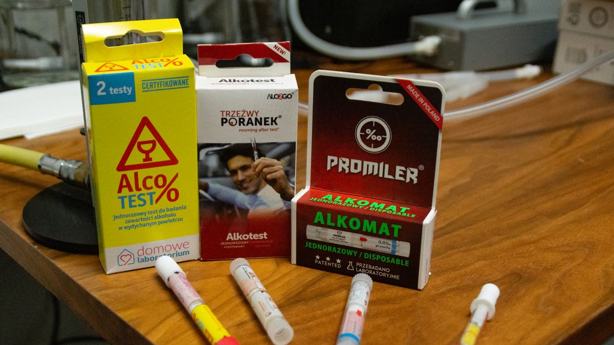 Na okres świąteczno-sylwestrowy, warto wyposażyć się w jednorazowy alkotest, jeśli nie posiadamy elektronicznego alkomatu