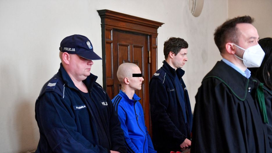 Jeden z trzech oskarżonych Oskar N.  oraz jego obrońca Arkadiusz Rozpędowski na sali Sądu Rejonowego w Gdańsku 