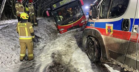 Koszmar na drodze. Autobus wypadł z trasy
