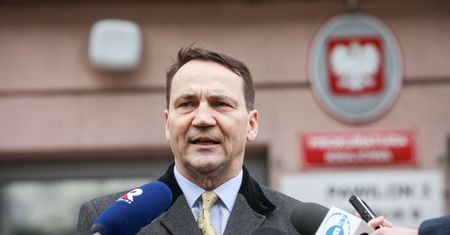 "Trzymać za cojones". Sikorski oskarża PiS o "quasi mafijne państwo"