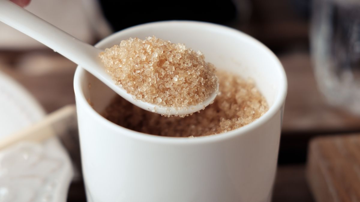 Cukier brązowy to najpopularniejszy zamiennik białego cukru