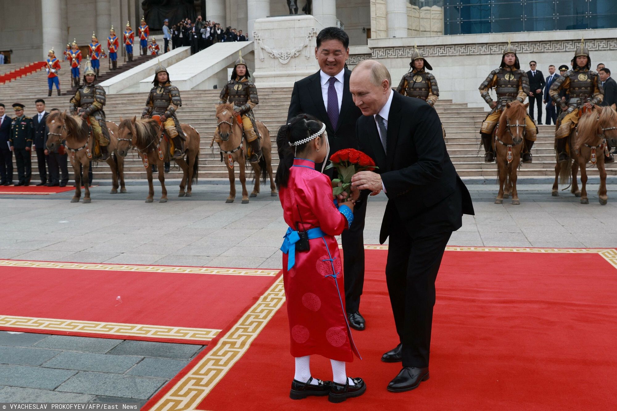 Putin przylecia? do Mongolii
In this pool photograph distributed by the Russian state agency Sputnik, Russia's President Vladimir Putin and Mongolia's President Ukhnaagiin Khurelsukh attend an official welcoming ceremony in Ulaanbaatar on September 3, 2024. (Photo by Vyacheslav PROKOFYEV / POOL / AFP)
VYACHESLAV PROKOFYEV