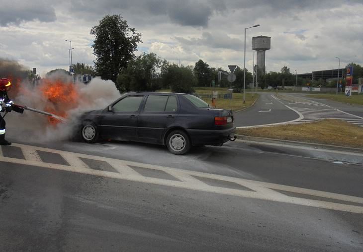 Pożar samochodu osobowego w centrum miasta