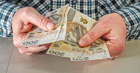 Ile trzeba zarabiać na 8 tys. zł emerytury? Oto wyliczenia