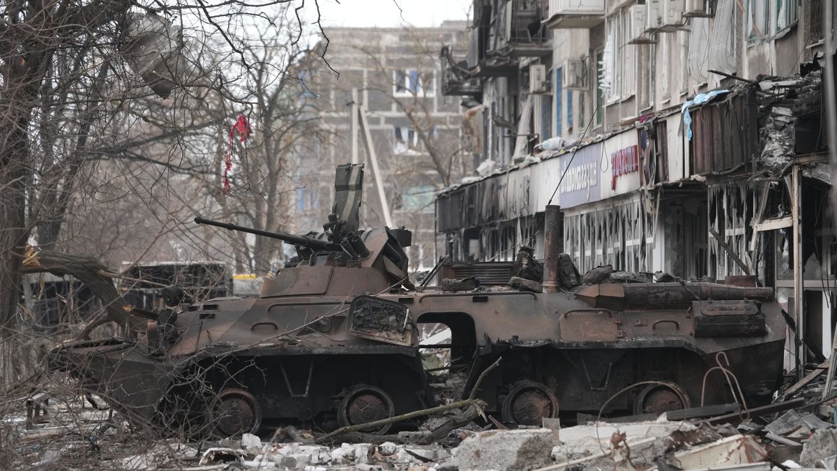 MARIUPOL, UKRAINE - MARCH 26: A wrecked tank is seen near a damaged building as civilians are being evacuated along humanitarian corridors from the Ukrainian city of Mariupol under the control of Russian military and pro-Russian separatists, on March 26, 2022. (Photo by Stringer/Anadolu Agency via Getty Images)