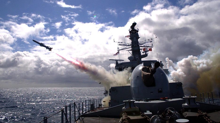 HMS Argyll wystrzeliwuje dwie rakiety Harpoon w dawny HMS Brave.