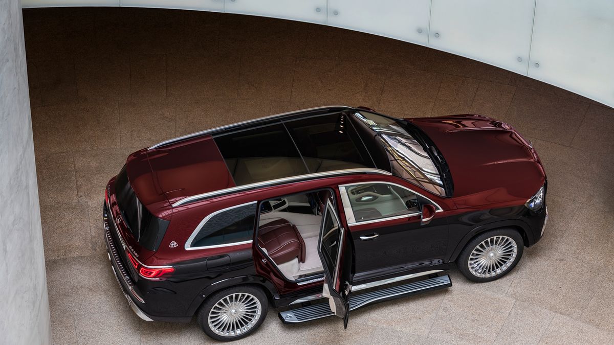 Choć jest SUV-em, raczej będzie traktowany jak limuzyna. Skupiono się tu głównie na tylnej części pojazdu, choć szofer też nie może narzekać.