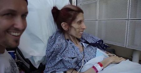 Rachael Farrokh - chora na anoreksję aktorka - stawia pierwsze od miesięcy kroki