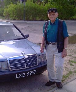 Pan Bogdan z Łodzi jeździł tym autem ponad 30 lat, teraz jego mercedes jest do kupienia