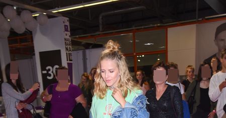 Jessica Mercedes w bardzo długich kozakach i obszernej kurtce. Podoba wam się?