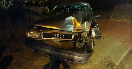 Częstochowa. Ukradł mercedesa, uderzył nim w audi, w bmw i w płot. Potem uciekł w pole
