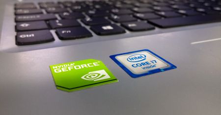 Apple Mac i Intel. O tym jak brak naklejki może definiować ekskluzywność komputera