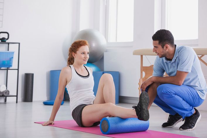 Kinezyterapia, czyli leczenie ruchem, polega na zastosowaniu gimnastyki leczniczej