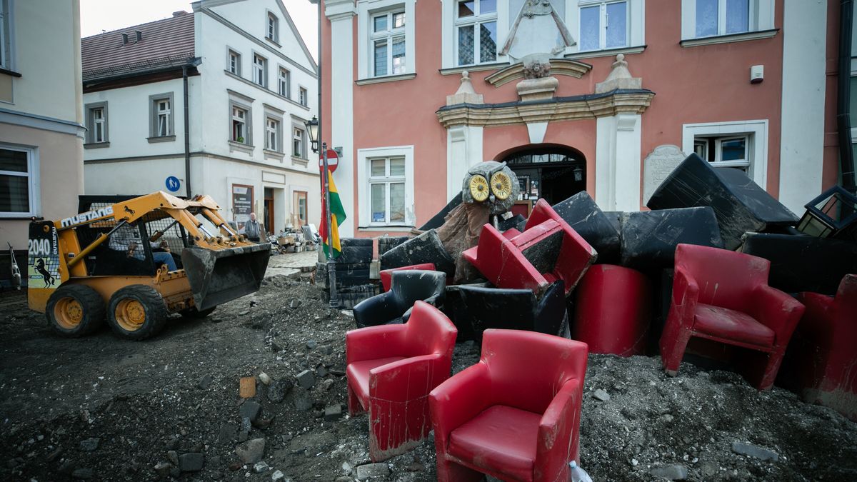 Lądek-Zdrój (woj. dolnośląskie), 17.09.2024. Dynamiczna sytuacja powodziowa. Sprzątanie po powodzi w miejscowości Lądek-Zdrój, 17 bm. Niż genueński, który dotarł nad Polskę w czwartek 12 września, odpowiadał za załamanie pogody i ulewne deszcze w południowej części kraju. (ad) PAP/Krzysztof Cesarz