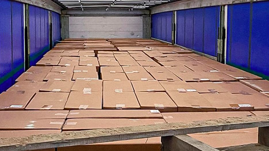 Warszawa. Papierosy bez akcyzy ukryte były w transporcie ziemniaków. Służby znalazły ponad 20 milionow sztuk nielegalnych wyrobów tytoniowych