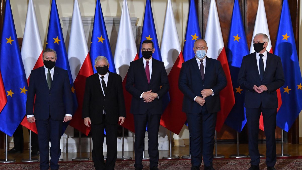 Odchodzący ministrowie dostaną odprawy.