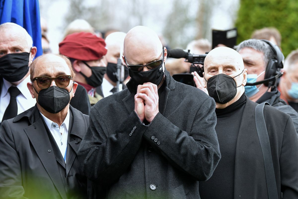 Krzysztof Igor Krawczyk podczas uroczystości pogrzebowych ojca