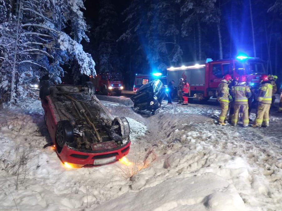 Zderzenie i dachowanie. Troje dzieci w szpitalu