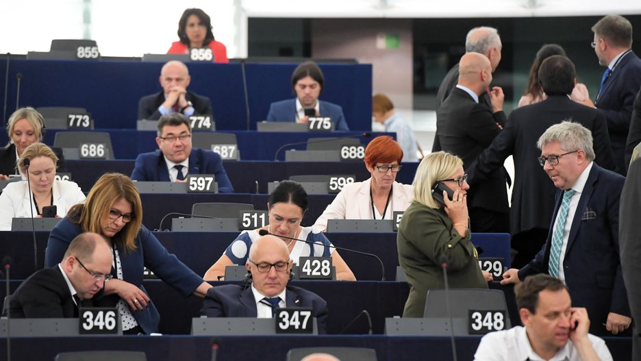 Komisja prawna PE za uchyleniem immunitetu czterem europosłom PiS