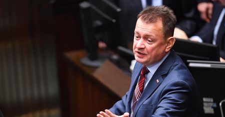"Ty tchórzu". Awantura w Sejmie, błyskawiczna reakcja Błaszczaka