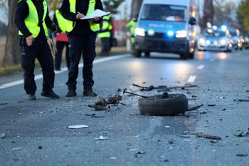 Zbietka: Śmiertelny wypadek na DW190. Kierowca uderzył w drzewo