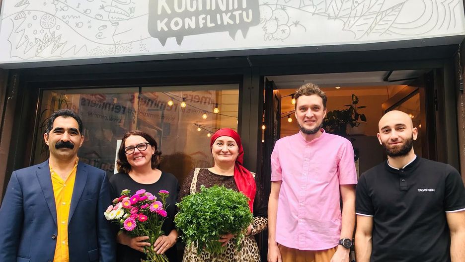 Warszawa. W Kuchni Konfliktu panuje przyjazna atmosfera. Karmią tam pysznie uchodźczynie i uchodźcy z krajów, w których konflikty odbierają szansę na bezpieczne i spokojne życie 