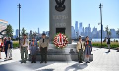 Polonia w USA oddała hołd ofiarom. Zgromadziła się przed pomnikiem