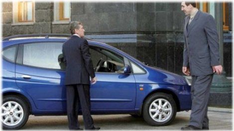 Najwyższy człowiek świata i jego auto