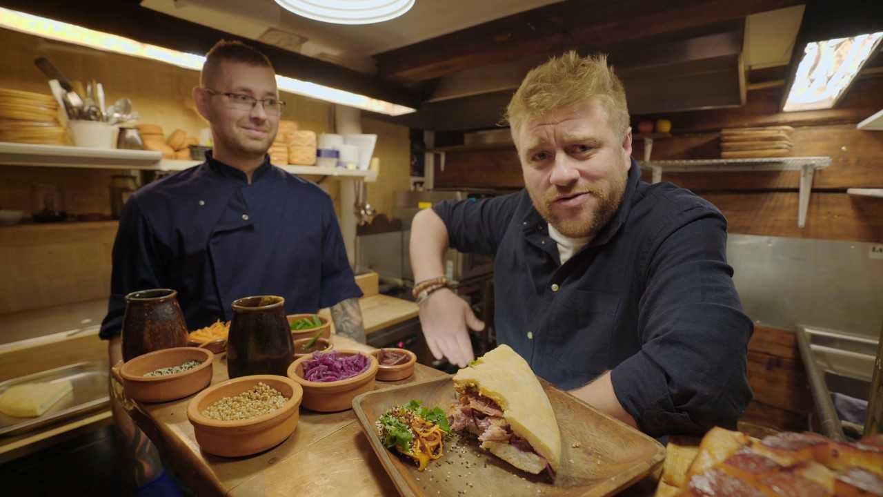 Tomasz Jakubiak prowadzi program "Sztuka mięsa"