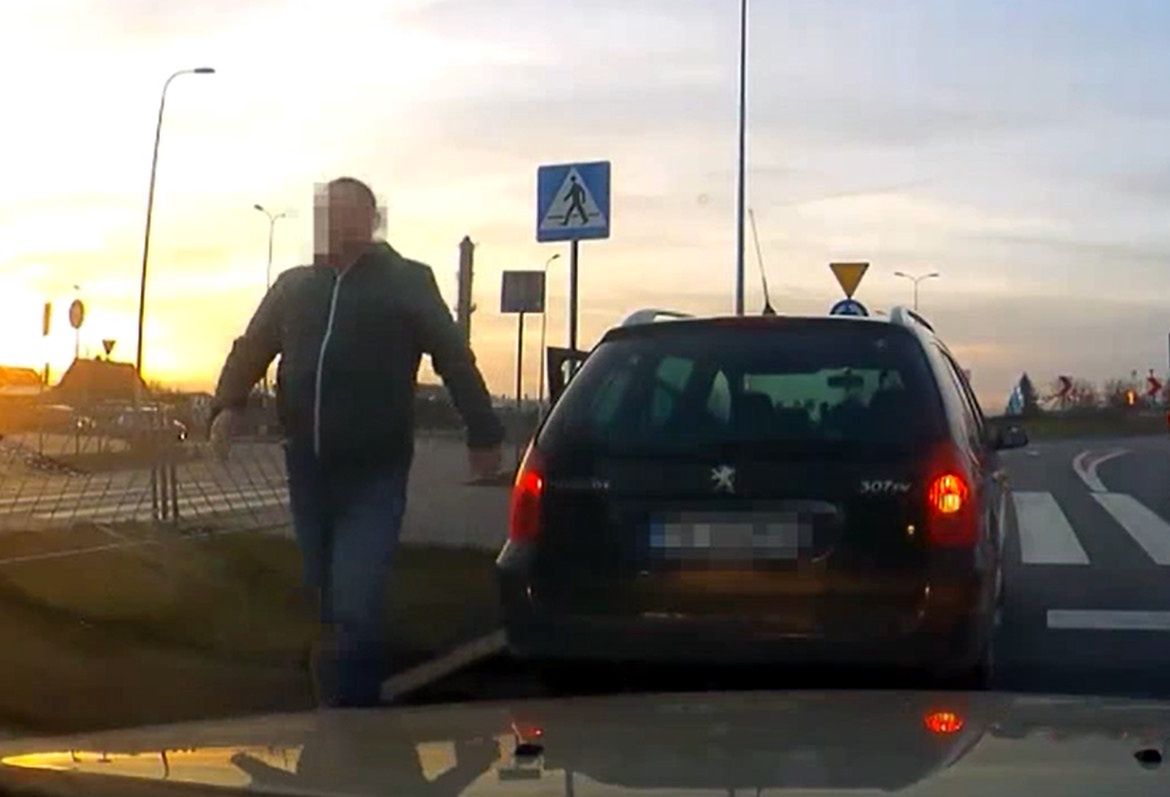 Zatrzymywany nierzadko rzuca się z pięściami na interweniujących (zdjęcie ilustracyjne)