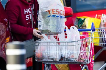 Tesco sprzedaje sklepy w dwóch krajach. Gigantyczna transakcja