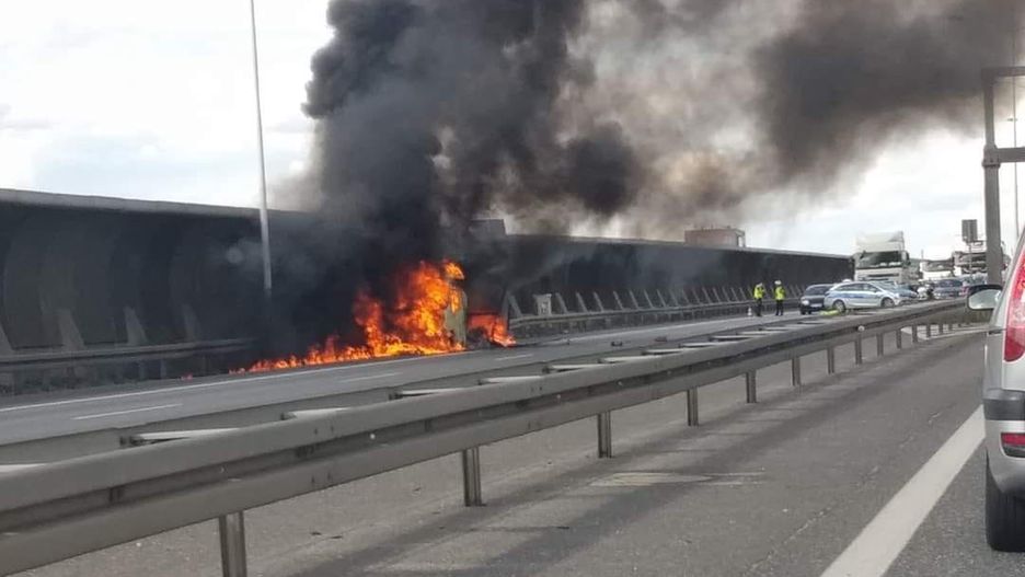 Wrocław. Pożar samochodu dostawczego na AOW. Trasa zablokowana