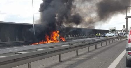 Wrocław. Pożar samochodu dostawczego na AOW. Trasa zablokowana