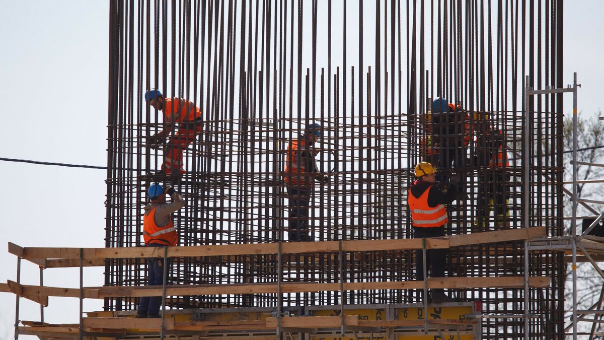 Budowa kilometrowego mostu na Narwi
21.04.2023 Lomza budowa mostu i estakady na Narwi ponad kilometrowej dlugosci -  1206 metrow . Budowa S61 Via Baltika i obwodnicy Lomzy     fot Marek Maliszewski/REPORTER
Marek Maliszewski/REPORTER