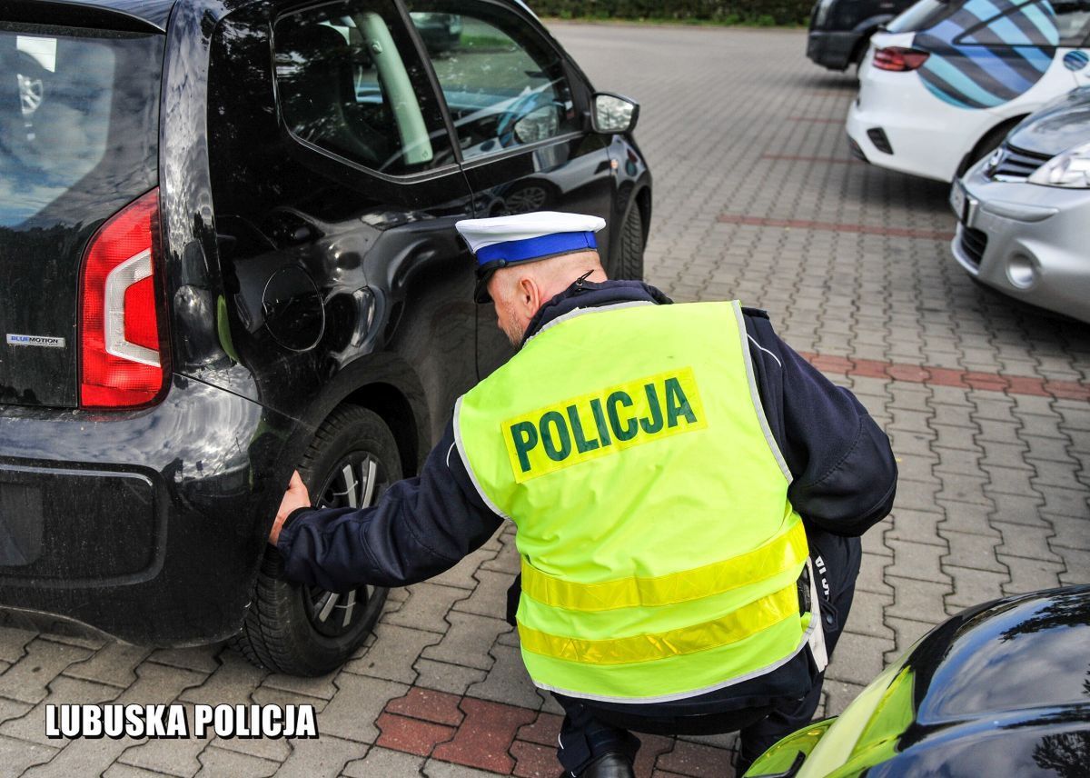 Kontrola ogumienia przez policjanta