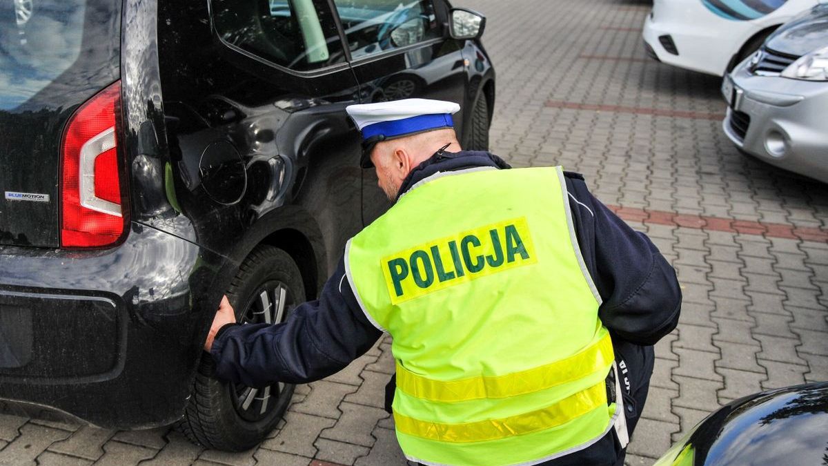 Kontrola ogumienia przez policjanta