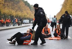 "Zorganizowana grupa przestępcza". Sąd nie miał litości dla przyklejonych aktywistów