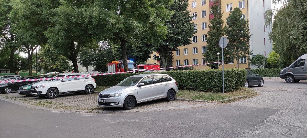 Pojemniki z rtęcią w bagażniku Jeepa na parkingu osiedlowym przy ul. Niepodległości