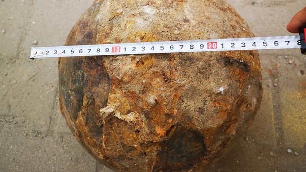 Robotnicy podczas budowy linii tramwajowej na Popowice odkryli kulę armatnią, która pochodzi najprawdopodobniej z czasów wojen napoleońskich. 