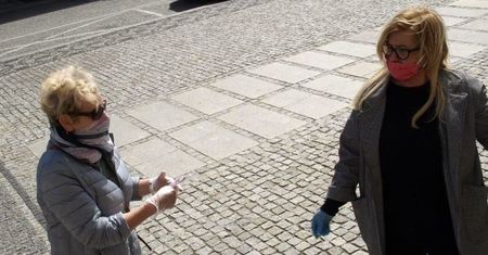Dolny Śląsk. Kara za rozdawanie maseczek. Mieszkańcy Świebodzic zebrali już 10 tys zł